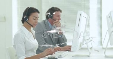 Kulaklık takan çeşitli ofis çalışanlarıyla olan bağlantıların animasyonu. küresel iletişim veri teknolojisi ve dijital güvenlik arayüzü kavramı.