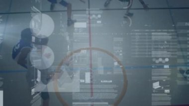 Basketbolcular üzerinde veri işleme animasyonu. global spor, dijital arayüz, teknoloji ve ağ konsepti dijital olarak oluşturulmuş video.