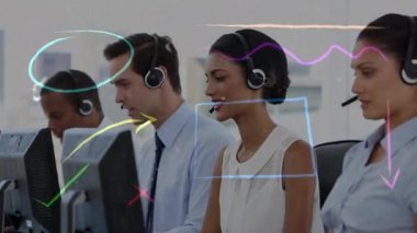 Telefon kulaklığı kullanan iş adamlarının üzerinde parlayan çizimlerin animasyonu. küresel iletişim, iş dünyası, dijital arayüz, teknoloji ve ağ konsepti dijital olarak oluşturulmuş video.