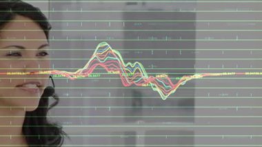 Telefon kulaklığı kullanarak iş adamlarından veri işleme animasyonu. küresel bağlantılar, iş dünyası, dijital arayüz, teknoloji ve ağ konsepti dijital olarak oluşturulmuş video.