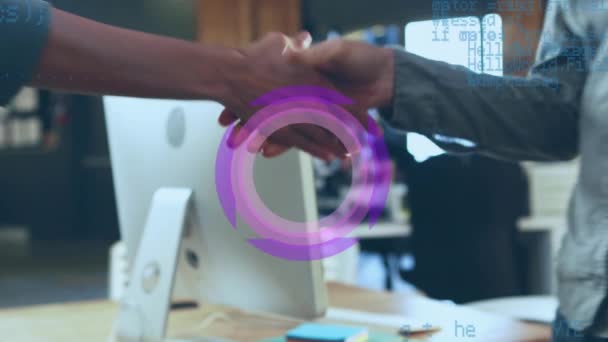 Анимация Вращающейся Фиолетовой Формы Данных Над Деловыми Людьми Пожимающими Руки — стоковое видео