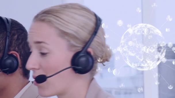 Telefon Kulaklığı Kullanan Adamlarıyla Bağlantıları Olan Dünyanın Animasyonu Küresel Bağlantılar — Stok video