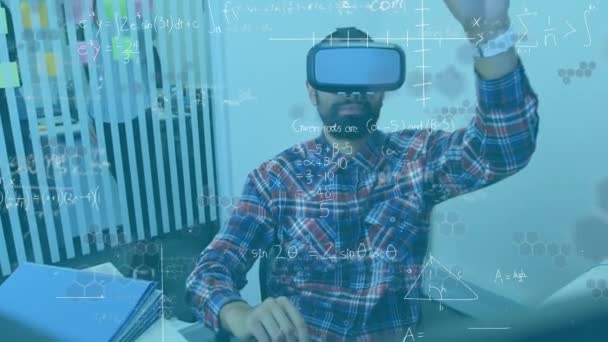 Animation Mathematischer Formeln Über Geschäftsmann Mit Headset Globale Verbindungen Digitale — Stockvideo