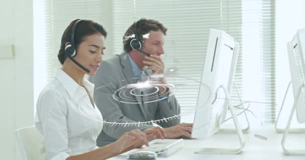 Animace Sítě Spojení Přes Šťastné Různé Kancelářské Pracovníky Nosící Sluchátka — Stock video