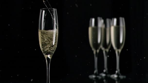 Animazione Granelli Bianchi Che Galleggiano Sopra Bicchieri Champagne Sfondo Nero — Video Stock