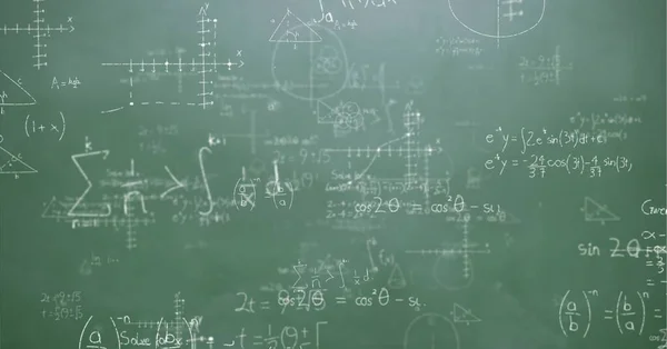 Склад Математичних Рівнянь Над Зеленою Крейдою Освіта Школа Концепція Навчання — стокове фото