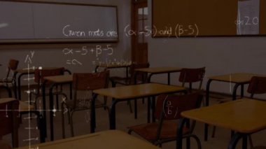 Sınıfın üzerinde matematik formüllerinin animasyonu. küresel çevrimiçi eğitim, dijital arayüz, teknoloji ve bağlantılar konsepti dijital olarak oluşturulmuş video.