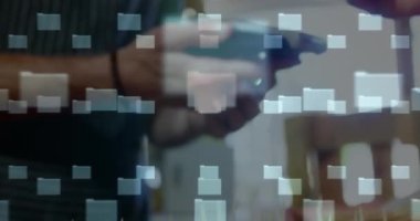 Ödeme terminalini kullanan insanların ağ güvenliği asma kilidinin canlandırılması. küresel iletişim ve veri güvenliği konsepti dijital olarak oluşturulmuş video.