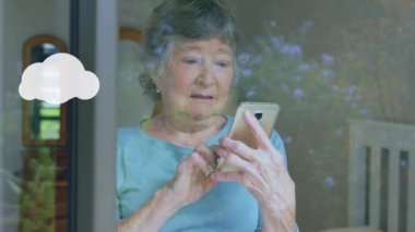 Akıllı telefon kullanan kadınların üzerindeki bulutların ve medya simgelerinin canlandırılması. küresel iletişim, veri paylaşımı ve dijital arayüz kavramı, dijital olarak oluşturulmuş video.