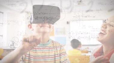 Matematiksel formüllerin vr kulaklık kullanan okul çocuğu üzerinde canlandırılması. küresel çevrimiçi eğitim, dijital arayüz, teknoloji ve bağlantılar konsepti dijital olarak oluşturulmuş video.