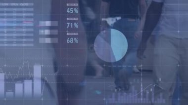 Yoğun şehir caddesinde istatistik ve veri işleme animasyonu. global spor, dijital arayüz, teknoloji ve ağ konsepti dijital olarak oluşturulmuş video.