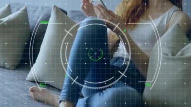 Akıllı telefon kullanan bir kadının dürbün taramasının animasyonu. küresel iletişim, teknoloji, sosyal medya ve dijital arayüz konsepti dijital olarak oluşturulmuş video.