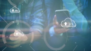 Akıllı telefon kullanan bir grup üniversite öğrencisinin orta kesimine çoklu bulut yükleme simgesi. küresel ağ ve eğitim teknolojisi kavramı