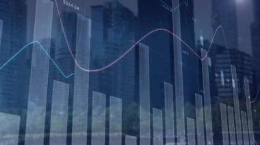 Şehir manzarası üzerinde istatistik ve veri işleme animasyonu. küresel iş, dijital arayüz, teknoloji ve ağ konsepti dijital olarak oluşturulmuş video.