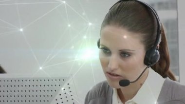 Telefon kulaklığı kullanarak iş kadını üzerinden bağlantı ağının animasyonu. küresel bağlantılar, iş dünyası, dijital arayüz, teknoloji ve ağ konsepti dijital olarak oluşturulmuş video.
