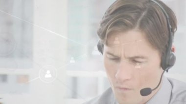 Telefon kulaklığı kullanan iş adamlarının simgeleriyle bağlantı ağlarının animasyonu. küresel bağlantılar, iş dünyası, dijital arayüz, teknoloji ve ağ konsepti dijital olarak oluşturulmuş video.