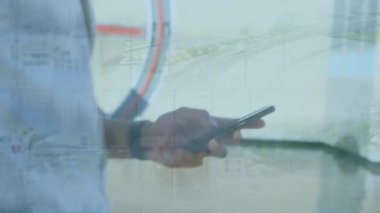 Şehir manzarası üzerinde akıllı telefon kullanan bir adamın animasyonu. küresel iletişim, teknoloji, dijital arayüz ve bağlantılar konsepti dijital olarak oluşturulmuş video.