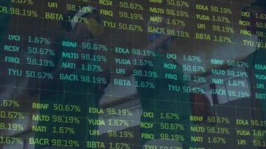 Basketbolcular üzerinde veri işleme animasyonu. global spor, dijital arayüz, teknoloji ve ağ konsepti dijital olarak oluşturulmuş video.