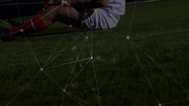 Futbolcu üzerinden bağlantı ağlarının animasyonu. global spor, teknoloji, dijital arayüz ve bağlantılar konsepti dijital olarak oluşturulmuş video.