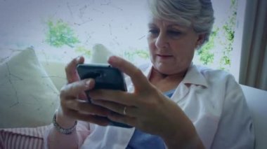 Akıllı telefon kullanan kadın üzerindeki bağlantı ağlarının animasyonu. küresel iletişim, teknoloji, sosyal medya ve dijital arayüz konsepti dijital olarak oluşturulmuş video.