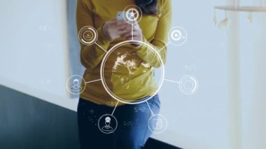 Ağ bağlantılarının ve akıllı telefon kullanan bir kadın üzerinde dönen dünyanın animasyonu. küresel iletişim, veri paylaşımı ve dijital arayüz kavramı, dijital olarak oluşturulmuş video.
