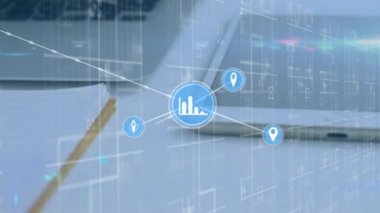 Ofis masasındaki elektronik cihazlara karşı dijital simgelerden oluşan bir ağ ve ışık noktası. küresel ağ ve teknoloji kavramı