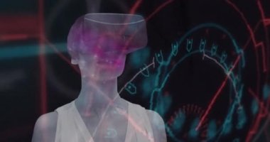 VR kulaklık kullanan kadın ve arızalı mikroskop taraması. küresel veri işleme, iletişim, dijital arayüz, teknoloji ve ağ konsepti dijital olarak oluşturulmuş video.