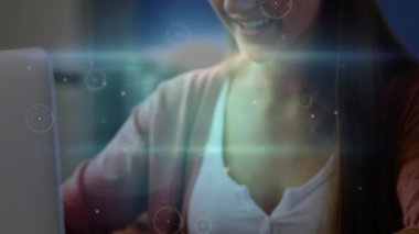 Dizüstü bilgisayar kullanan kız öğrencinin üzerindeki simgelerle bağlantı ağlarının animasyonu. küresel eğitim, dijital arayüz, teknoloji ve ağ konsepti dijital olarak oluşturulmuş video.