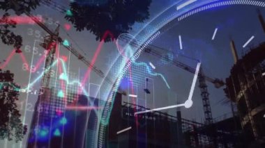 İnşaat alanındaki saat ve finansal veri işleme animasyonları. küresel kalkınma, iş, dijital arayüz, teknoloji ve ağ konsepti dijital olarak oluşturulmuş video.