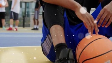 Basketbolcu üzerinden bağlantı ağlarının animasyonu. global spor, teknoloji, dijital arayüz ve bağlantılar konsepti dijital olarak oluşturulmuş video.