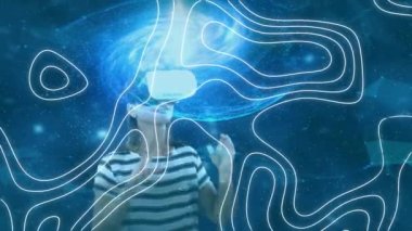 VR kulaklık ve mavi ışık takan kadının üzerinde hareket eden hatların animasyonu. küresel iletişim ve dijital arayüz teknolojisi kavramı, dijital olarak oluşturulmuş video.