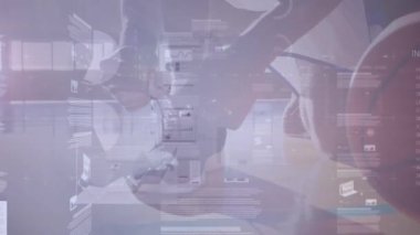 Ayakkabı bağcıklarını bağlayan kişinin veri işleme arayüzlerinin canlandırması. küresel iletişim ve veri paylaşım kavramı, dijital olarak oluşturulmuş video.