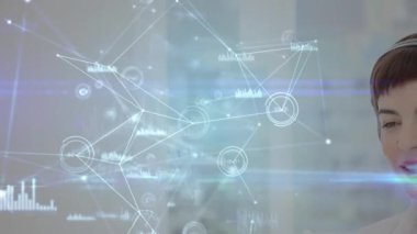 Telefon kulaklığı kullanarak iş kadını üzerinden bağlantı ağlarının animasyonu. küresel bağlantılar, iş dünyası, dijital arayüz, teknoloji ve ağ konsepti dijital olarak oluşturulmuş video.