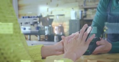 Ödeme terminalini kullanan insanların ağ güvenliği asma kilidinin canlandırılması. küresel iletişim ve veri güvenliği konsepti dijital olarak oluşturulmuş video.