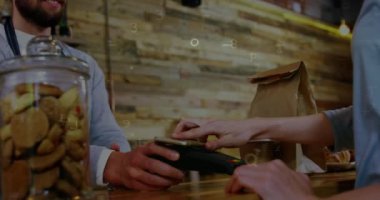 Ödeme terminalini kullanan insanların ağ güvenliği asma kilidinin canlandırılması. küresel iletişim ve veri güvenliği konsepti dijital olarak oluşturulmuş video.