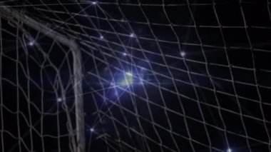 Futbolcu üzerinden bağlantı ağlarının animasyonu. global spor, teknoloji, dijital arayüz ve bağlantılar konsepti dijital olarak oluşturulmuş video.