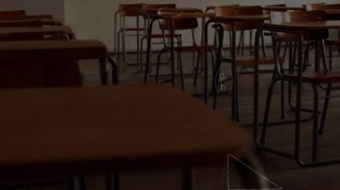 Sınıfın üzerinde matematik formüllerinin animasyonu. küresel çevrimiçi eğitim, dijital arayüz, teknoloji ve bağlantılar konsepti dijital olarak oluşturulmuş video.