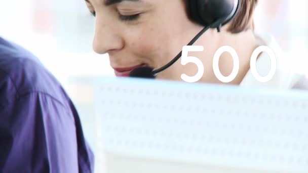 Animación Números Cambiando Sobre Mujer Negocios Usando Auriculares Telefónicos Comunicación — Vídeos de Stock