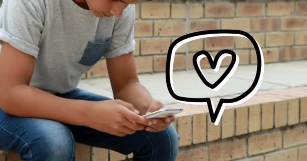 Καρδιά Εικονίδιο Στην Ομιλία Φούσκα Κατά Αγόρι Χρησιμοποιώντας Smartphone Εξωτερικούς — Αρχείο Βίντεο