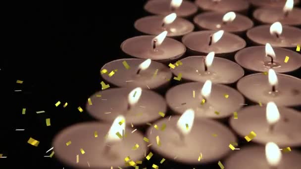 Animação Confetes Ouro Caindo Sobre Velas Luz Chá Acesas Preto — Vídeo de Stock