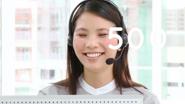 헤드셋을 사용하여 사무적 여성을 바꾸는 숫자의 애니메이션 글로벌 커뮤니케이션 비즈니스 — 비디오