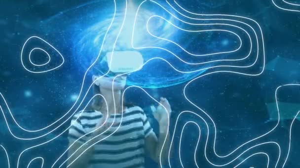 Vrヘッドセットとブルーライトを装着した女性の上を移動する輪郭線のアニメーション 世界的な通信とデジタルインターフェース技術の概念 デジタルで生成されたビデオ — ストック動画