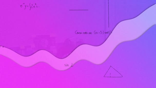 コンピュータを使用してビジネスマンの上に紫色の波の上のアニメーション数学式 世界規模の接続 デジタルインターフェース テクノロジー ネットワーキングの概念デジタルで生成されたビデオ — ストック動画