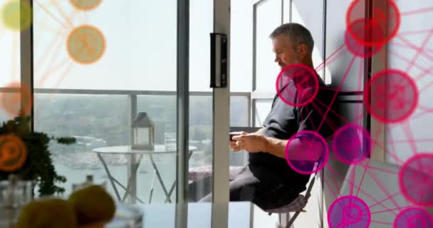 在家里的阳台上 数码图标的环球与使用智能手机的高加索老年人相对立 全球联网和技术概念 — 图库视频影像