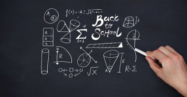 Siyah karatahta üzerinde okul metni ve matematiksel denklemlerin bileşimi. eğitim, okul ve öğrenim kavramı dijital olarak oluşturulmuş imaj.