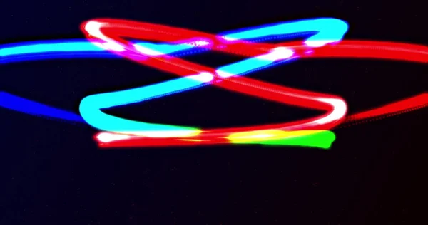 Twee Gloeiende Rode Blauwe Neon Lijnen Entertwining Een Zwarte Achtergrond — Stockfoto