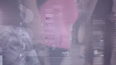 Yoğun şehir caddesinde istatistik ve veri işleme animasyonu. global spor, dijital arayüz, teknoloji ve ağ konsepti dijital olarak oluşturulmuş video.