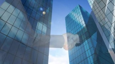 İş adamı tokalaşması ve şehir manzarası animasyonu. küresel iş, dijital arayüz, teknoloji ve ağ konsepti dijital olarak oluşturulmuş video.