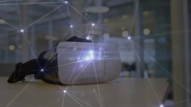 Ofis masasındaki VR kulaklığı üzerinden parlayan bağlantı ağının animasyonu. küresel iletişim, dijital arayüz ve veri paylaşım konsepti, dijital olarak oluşturulmuş video.