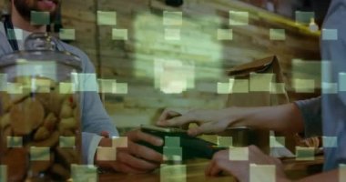 Ödeme terminalini kullanan insanların ağ güvenliği asma kilidinin canlandırılması. küresel iletişim ve veri güvenliği konsepti dijital olarak oluşturulmuş video.